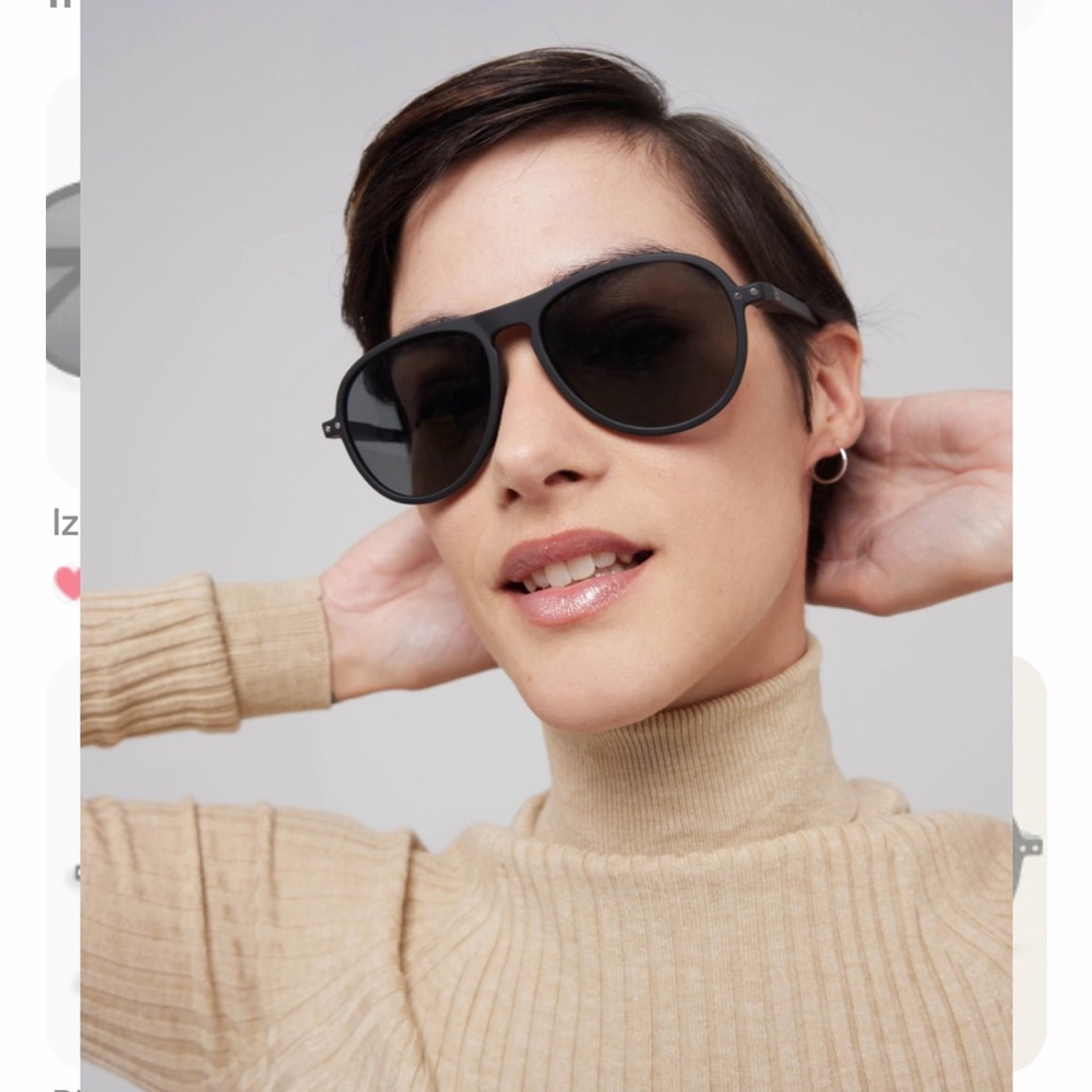 Black Izipizi Aviators.
